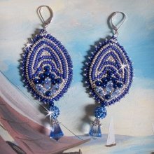 BO Marine Blauw geborduurd met Swarovski kristallen, ronde glazen kralen en Miyuki rocailles.